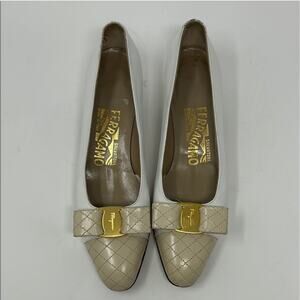 Salvatore Ferragamo Cream and White Flats
Gold Hardware Vara Bow Size 6.5